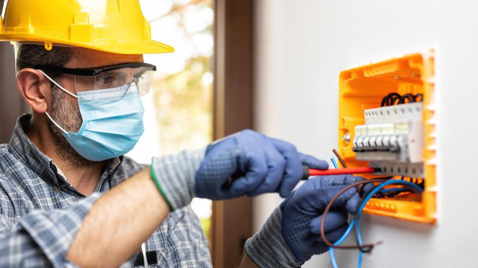 Benefits of Hiring a Professional Electrician for Your Commercial Projects